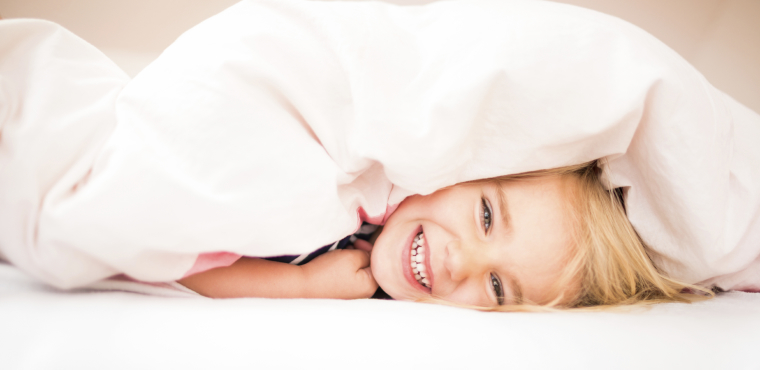 enfant caché sous une couverture