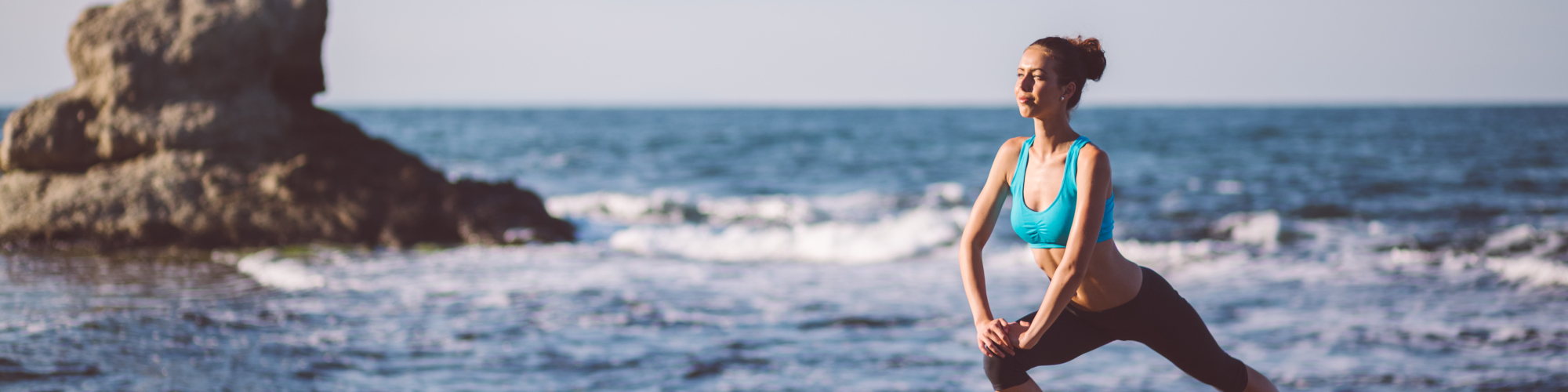 Femme qui fait du yoga en bord de mer