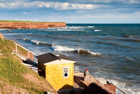 Petite maison jaune, bord de mer