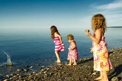 3 petites filles qui jouent dans l'eau, sur la plage