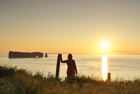 Personne regardant la mer, Rocher percé