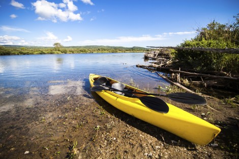 Kayak sur le bord d'une rivière