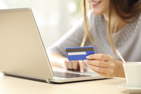 Femme faisant un paiement en ligne à l'aide d'un ordinateur portable