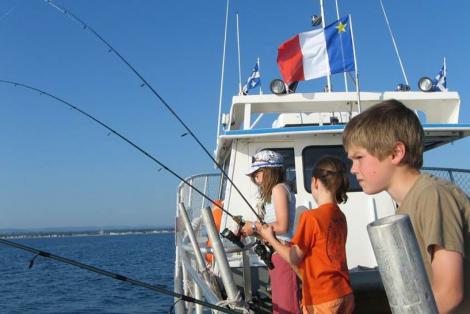Enfants qui pêchent sur un bateau