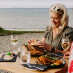 Femmes attablées en bord de plage